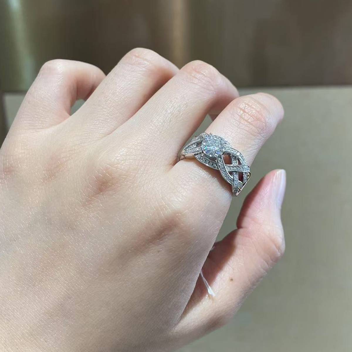 高端镂空交织满钻女戒S925银镀白金定制选款主石莫桑钻1.0ct/副石高碳钻